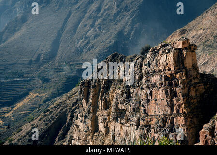 Formazione di roccia come si guida round sul lato della collina sulla strada fino al canyon de Colca Foto Stock