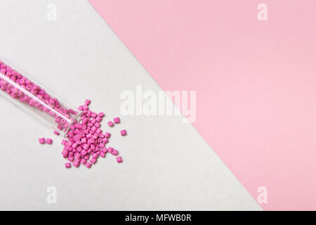 Granuli di plastica .plastica grezza in pellet per l'industria. Colorante per polimeri in granuli. Foto Stock
