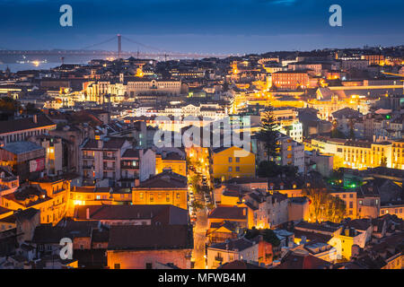 La città di Lisbona, vista di notte sui tetti della città vecchia Mouraria area verso il centro della città di Lisbona, Portogallo. Foto Stock