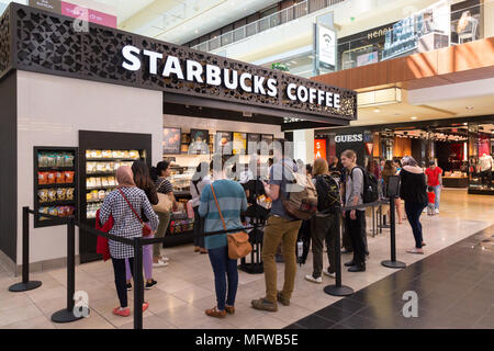 Starbucks Coffee bar, e la coda dei clienti, il Galleria Shopping Mall, Houston, Texas, Stati Uniti d'America Foto Stock