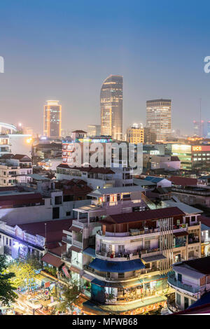 Skyline di Phnom Penh con edifici illuminati nel quartiere centrale degli affari e in primo piano, al mercato centrale e banca di fiume area turistica Foto Stock