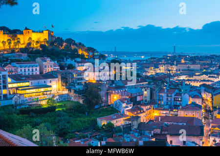 Lisbona portogallo città vista di notte sui tetti della città vecchia Mouraria area verso il centro della città di Lisbona, Portogallo. Foto Stock