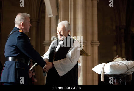 Assistente Commissario Garda Patrick Leahy presentando il cuore di Laurence O&Otilde;Toole all Arcivescovo di Dublino, la maggior parte Revd Dr Michael Jackson presso la cattedrale di Christ Church di Dublino, dopo la reliquia che è stato assente per un periodo di sei anni è stata recuperata integre. Foto Stock