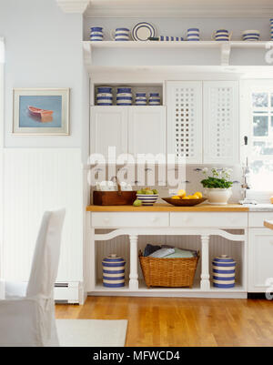 Bianco unità montata in moderno stile country kitchen Foto Stock