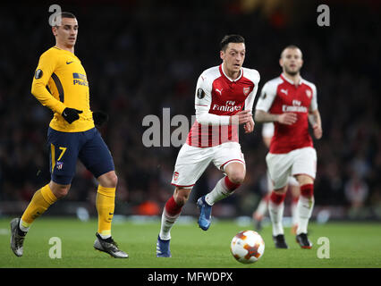 Dell'Arsenal Mesut Ozil (centro) durante la UEFA Europa League semi finale, la prima gamba corrispondono all'Emirates Stadium di Londra. Foto Stock