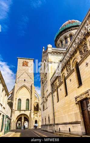 Basilica di San Martino e la torre di Carlo Magno a Tours - Francia Foto Stock