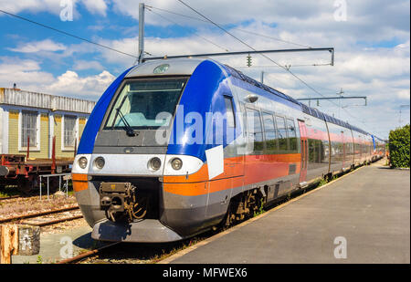 Treno regionale espresso a La Rochelle stazione - Francia Foto Stock