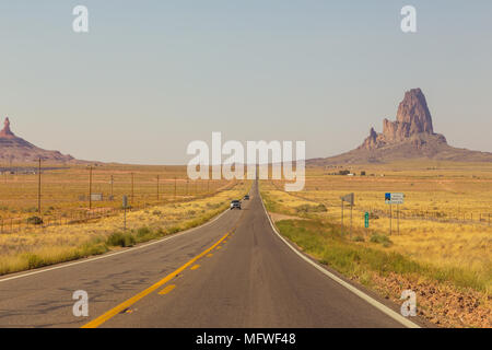 In Arizona, Stati Uniti d'America - 01 Settembre 2017: autostrada in Monument Valley, Utah e Arizona. Immagine con la strada e Cars driving verso le colline. Il Monument Valley Foto Stock