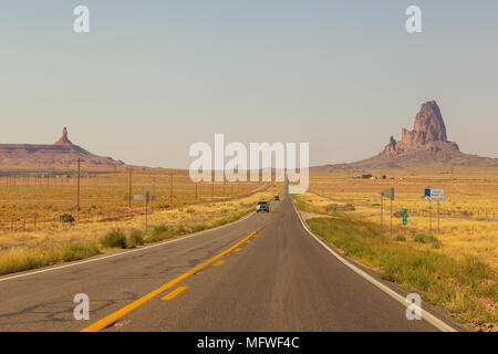 In Arizona, Stati Uniti d'America - 01 Settembre 2017: autostrada in Monument Valley, Utah e Arizona. Immagine con la strada e Cars driving verso le colline. Il Monument Valley Foto Stock