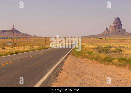 In Arizona, Stati Uniti d'America - 01 Settembre 2017: autostrada in Monument Valley, Utah e Arizona. Immagine con la strada e Cars driving verso le colline. Il Monument Valley Foto Stock