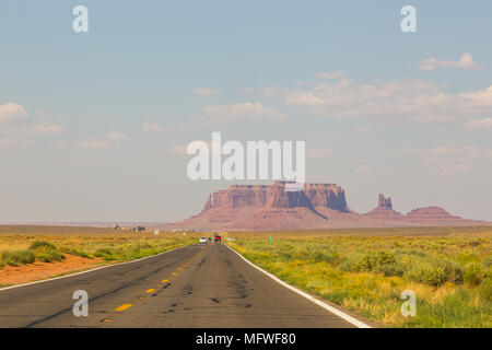 In Arizona, Stati Uniti d'America - 01 Settembre 2017: autostrada in Monument Valley, Utah e Arizona. Immagine con la strada e Cars driving verso le colline. Il Monument Valley Foto Stock