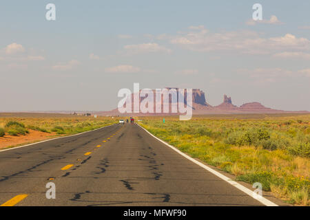 In Arizona, Stati Uniti d'America - 01 Settembre 2017: autostrada in Monument Valley, Utah e Arizona. Immagine con la strada e Cars driving verso le colline. Il Monument Valley Foto Stock
