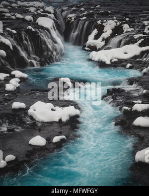 Blu cascata Bruarfoss in inverno, Islanda Foto Stock