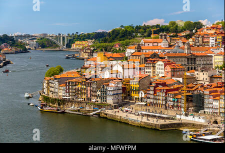 Vista del porto sul fiume Douro - Portogallo Foto Stock
