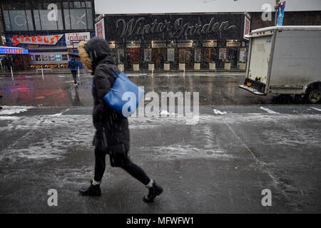 Manhattan a New York City , Snow Fall Winter Gardens Broadway vicino a Times Square Foto Stock