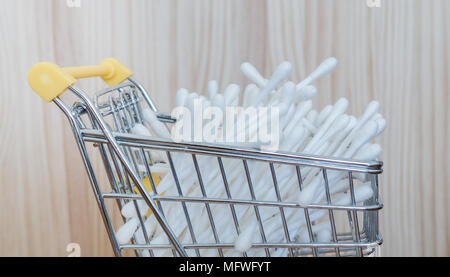 Bastoncini di cotone sul carrello della spesa: inquinamento del mare, lettiere, plastica... concetto di immagine Foto Stock