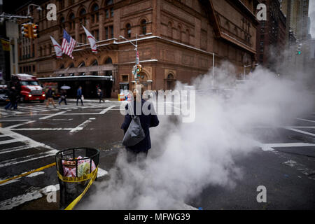 Manhattan a New York City il vapore sul marciapiede uptown Foto Stock