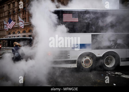 Manhattan a New York City il vapore sul marciapiede uptown Foto Stock