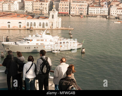 Grande nave da crociera in arrivo a Venezia, Italia Foto Stock