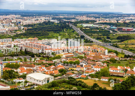 Vista di Almada città vicino a Lisbona - Portogallo Foto Stock