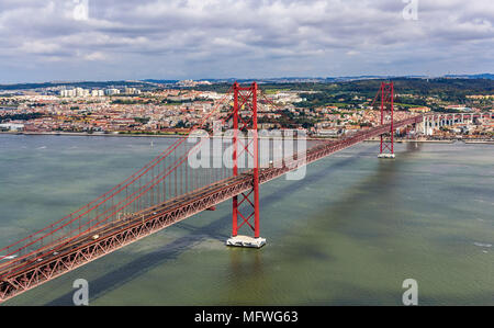 Vista sul 25 de Abril Bridge - Lisbona, Portogallo Foto Stock