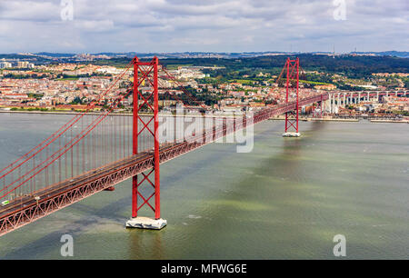 Vista sul 25 de Abril Bridge - Lisbona, Portogallo Foto Stock