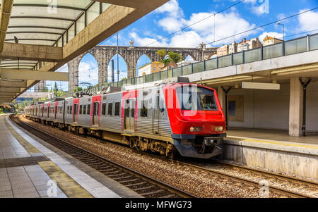 Il treno regionale fino a Lisbona - Portogallo Foto Stock