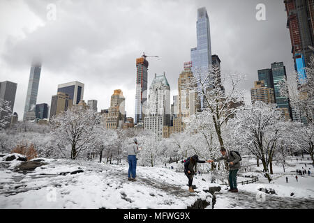 Manhattan a New York City la Pasqua la neve copre il Grand Central Park, grattacieli attraverso gli alberi a arbitro Rock Foto Stock