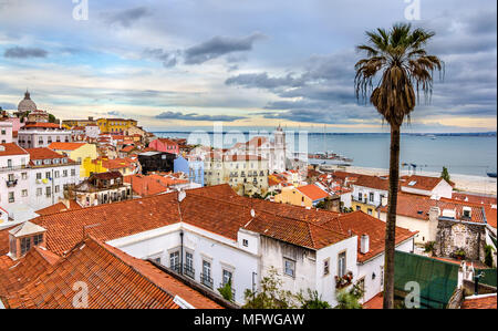 Vista su Lisbona e sul fiume Tagus - Portogallo Foto Stock