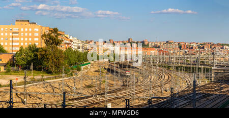 Vista di Madrid con la stazione ferroviaria di Atocha - Spagna Foto Stock