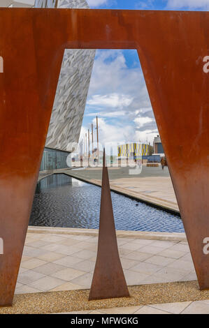 La sezione del Titanic firmare al Titanic Belfast. L'alaggio può essere visto in background Foto Stock