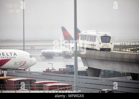 AirTrain JFK, John F. Kennedy International Airport unmanned elevata collegamento ferroviario passeggeri con terminali Foto Stock