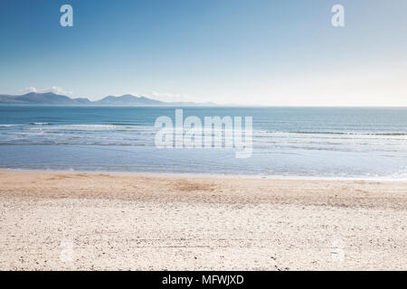 Vuoto spiaggia sabbiosa di Ynys Llanddwyn sulla luminosa giornata di sole in Anglesey, Galles del Nord, Regno Unito Foto Stock