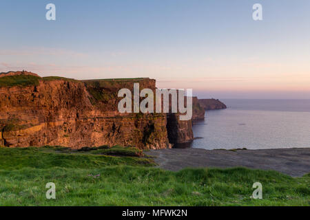 Le Scogliere di Moher irlandesi, naturali più visitati attrazione turistica Foto Stock