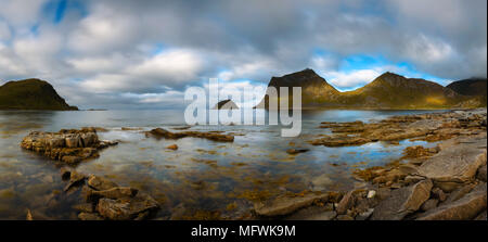 Panorama della spiaggia di Haukland sulle isole Lofoten in Norvegia Foto Stock