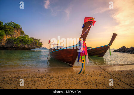 Thai barche longtail parcheggiato al Koh Hong Island in Thailandia Foto Stock