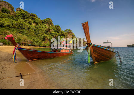 Thai barche longtail parcheggiato al Koh Hong Island in Thailandia Foto Stock