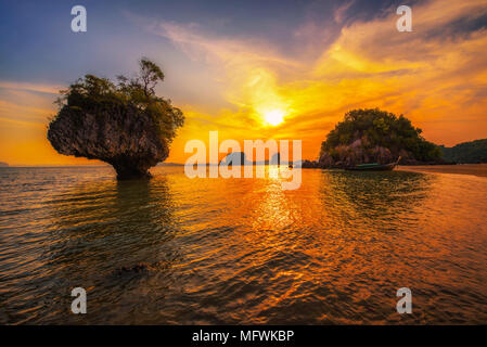 Sunset over Laopilae arcipelago intorno a Ko Hong Island vicino a Krabi, Thailandia Foto Stock