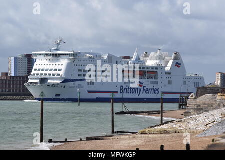 Viaggiare IN FRANCIA DAL REGNO UNITO: UN TRAGHETTO BRITTANY lasciando il porto di Portsmouth, 26 APRILE 2018 Foto Stock