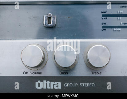 Dettaglio del vecchio stile vintage Ultra stereo radio giradischi nella corsia vendita asta, Leith, Edimburgo, Scozia con volume controlli degli alti e dei bassi Foto Stock