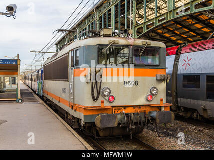 NARBONNE, Francia - 06 gennaio: treno regionale trainato da elettrico Foto Stock