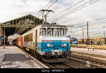 NARBONNE, Francia - 06 gennaio: treni passeggeri trainato da electri Foto Stock