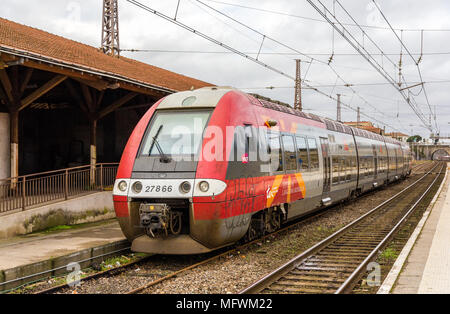 NARBONNE, Francia - 06 gennaio: Regionale treno elettrico a Narbon Foto Stock