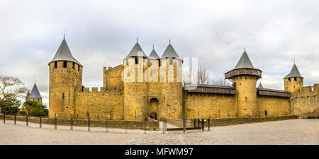 Ingresso della Cite de Carcassonne, una cittadella medioevale in Franc Foto Stock