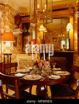 Tavolo per la cena in stile tradizionale sala da pranzo con rosso arancio toile de jouy wallpaper Foto Stock