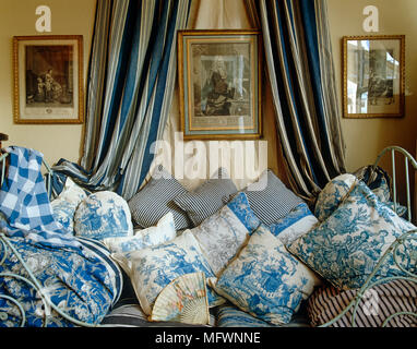 Collezione toile de Jouy cuscini disposti su divano letto Foto Stock