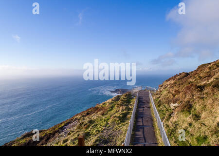 Piattaforma di osservazione che si affaccia Fogher scogliere sulla montagna Goekaun, Valentia Island County Kerry, Irlanda Foto Stock