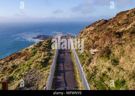 Piattaforma di osservazione che si affaccia Fogher scogliere sulla montagna Goekaun, Valentia Island County Kerry, Irlanda Foto Stock