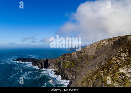 Piattaforma di osservazione che si affaccia Fogher scogliere sulla montagna Goekaun, Valentia Island County Kerry, Irlanda Foto Stock