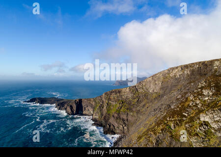 Piattaforma di osservazione che si affaccia Fogher scogliere sulla montagna Goekaun, Valentia Island County Kerry, Irlanda Foto Stock